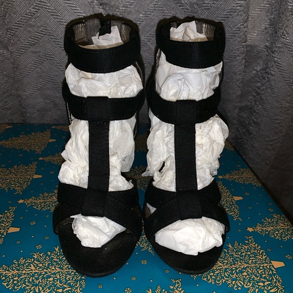 Strappy heels - Picture 2 of 7